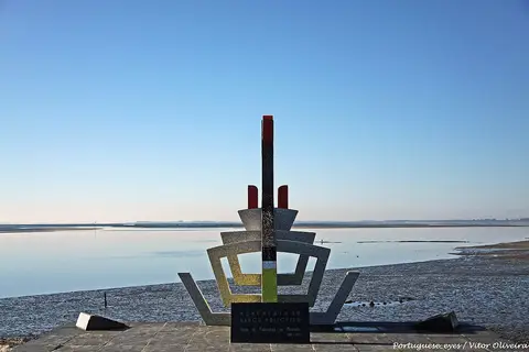 Monumento ao Barco Moliceiro no cais do Bico, junto à ria em Murtosa, com céu limpo