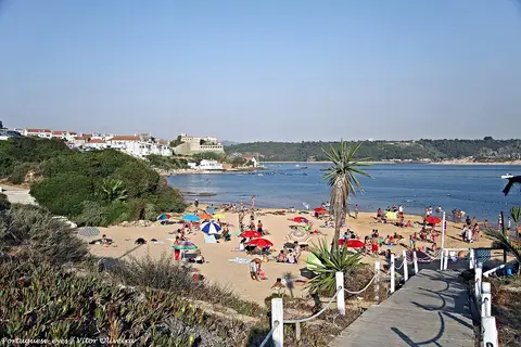 Praia da Franquia em Vila Nova de Milfontes, com areal, chapéus de sol e vista para o rio Mira