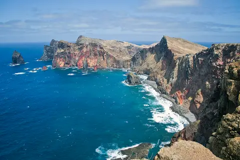 Vista da Ponta do Rosto, na Madeira, com falésias avermelhadas sobre o mar azul-turquesa