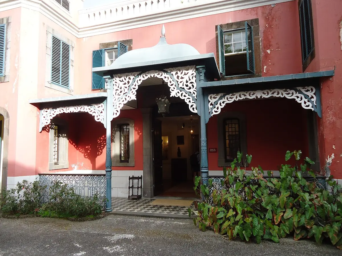 Entrada da Casa-Museu Frederico de Freitas, com fachada rosa e alpendre branco rendilhado