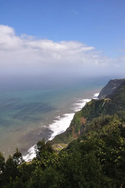 Vista de miradouro sobre falésias verdejantes e o mar, na costa norte da Madeira