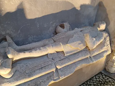 Jacente medieval em pedra, escultura funerária de cavaleiro, no Museu Arqueológico do Carmo