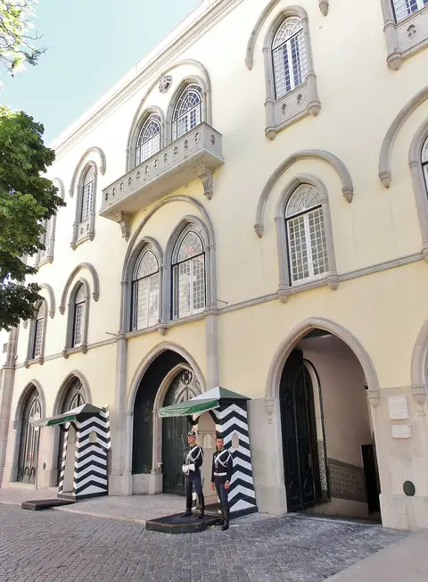 Fachada do quartel do Carmo, sede da GNR em Lisboa, com dois guardas de sentinela à entrada