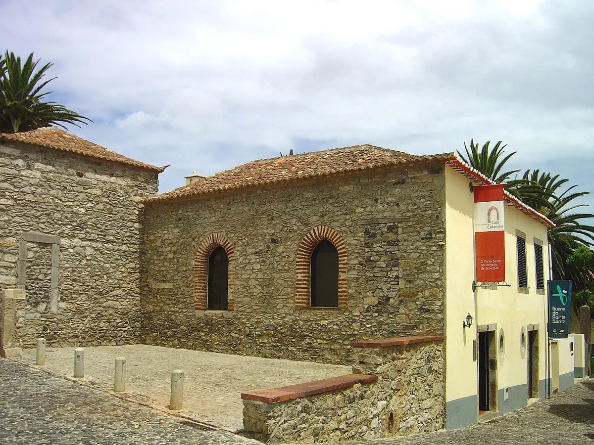 Casa Colombo em Vila Baleira, Porto Santo: edifício de pedra com janelas em arco e bandeira do museu.