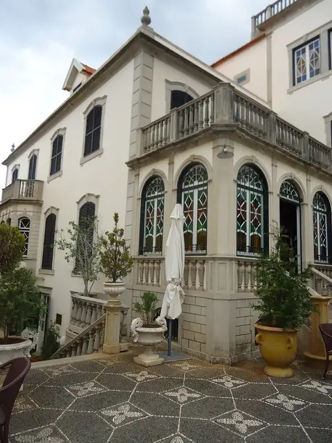 Fachada da casa senhorial do Universo de Memórias João Carlos Abreu, com pátio em calçada, no Funchal