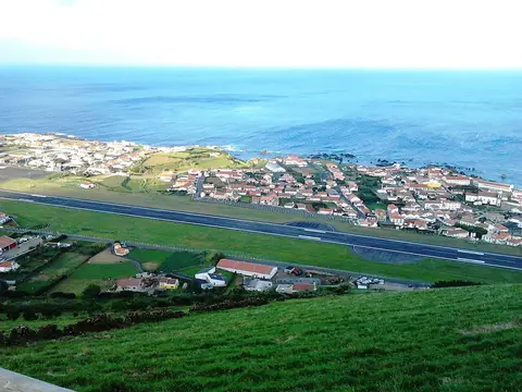 Vista do miradouro sobre a vila de Santa Cruz das Flores, a pista do aeroporto e o mar