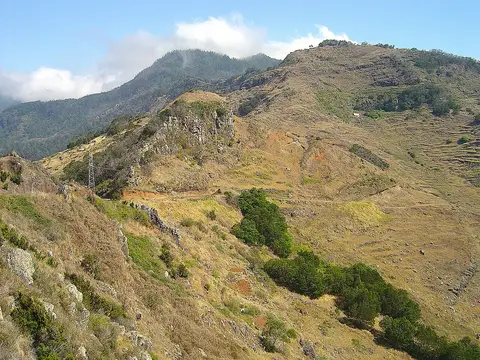 Paisagem montanhosa junto ao Pico do Facho, na Madeira, com encostas verdes e nuvens baixas
