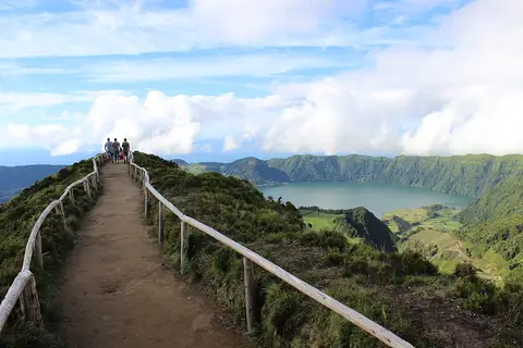 Trilho com vedação de madeira até ao miradouro da Boca do Inferno, com vista sobre a lagoa e cratera verde