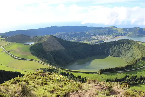 Vista panorâmica das lagoas e crateras verdes a partir do Miradouro da Boca do Inferno, nos Açores