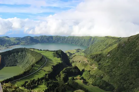 Vista panorâmica da caldeira das Sete Cidades com lagoa e encostas verdes, a partir do Miradouro da Boca do Inferno