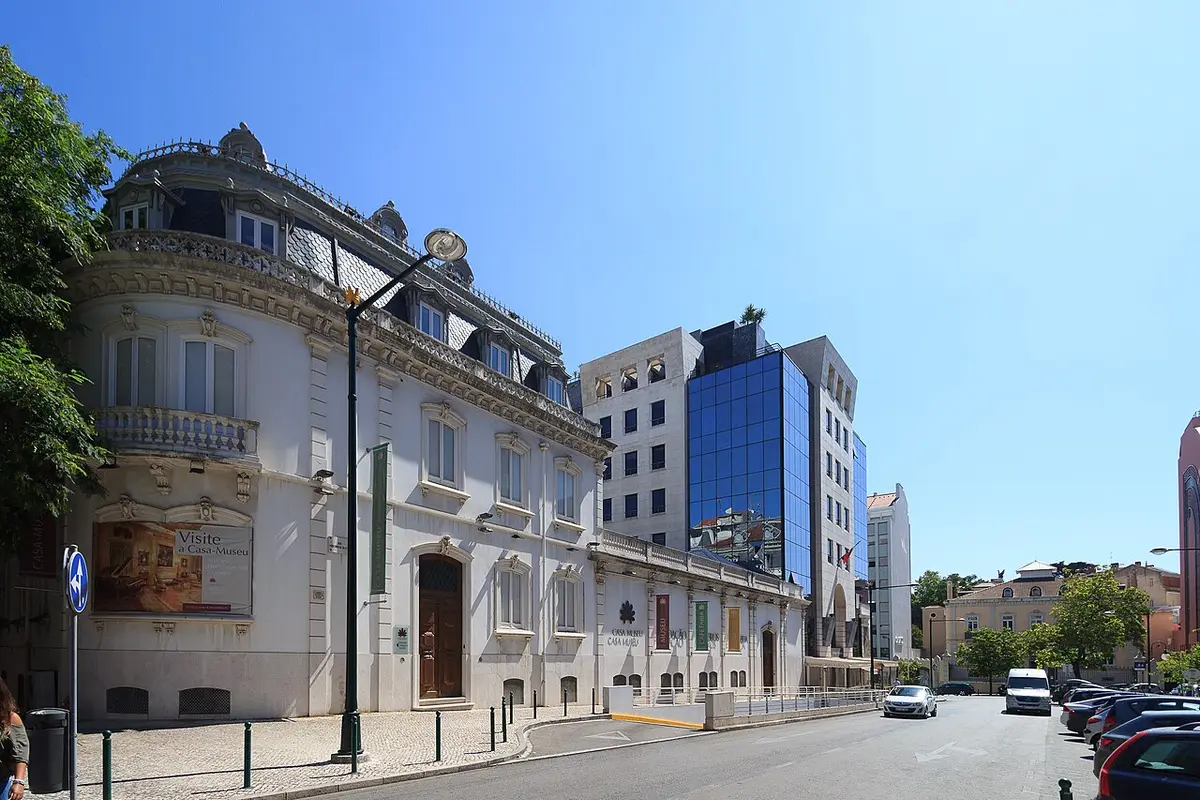 Fachada do palacete da Casa-Museu Medeiros e Almeida, em Lisboa, vista da rua