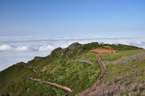 Vista do planalto da Achada do Teixeira, com estrada sinuosa e mar de nuvens, na Madeira