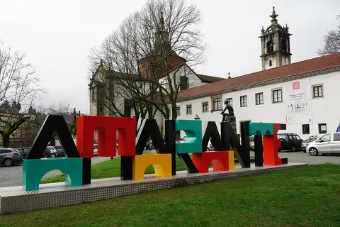 Letras coloridas «Amarante» em jardim frente ao mosteiro de São Gonçalo, onde fica o museu municipal
