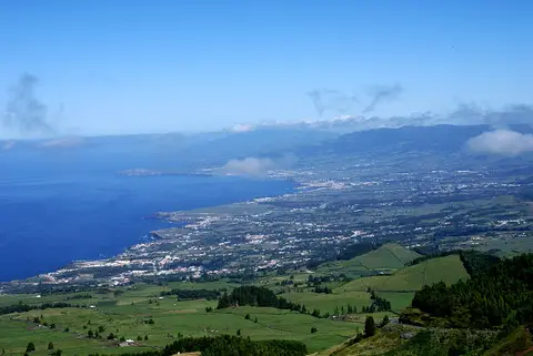 Vista panorâmica da costa e campos verdes de São Miguel a partir do Miradouro do Pico do Paul