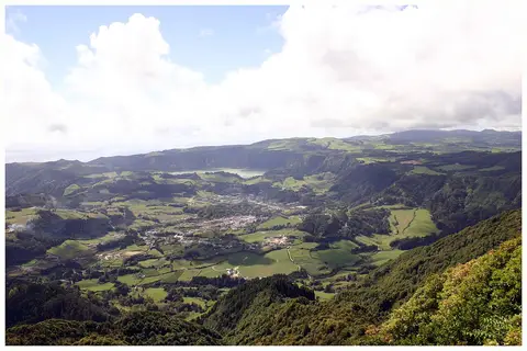 Vista panorâmica do vale das Furnas e da lagoa a partir do miradouro do Salto do Cavalo