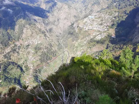 Vista do miradouro da Eira do Serrado sobre o vale e a aldeia do Curral das Freiras, na Madeira
