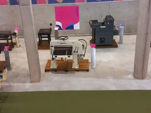 Sala de exposição do Museu da Imprensa da Madeira com máquinas de impressão antigas