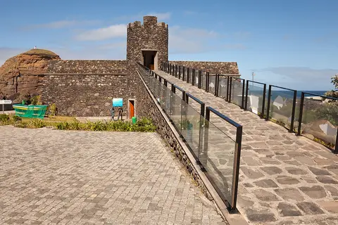 Forte de São João Baptista em Porto Moniz, sede do Aquário da Madeira, com rampa e guarda de vidro