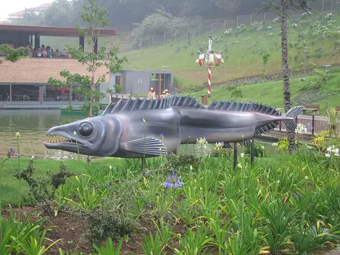 Escultura de peixe-espada preto junto ao lago do Parque Temático da Madeira, em Santana