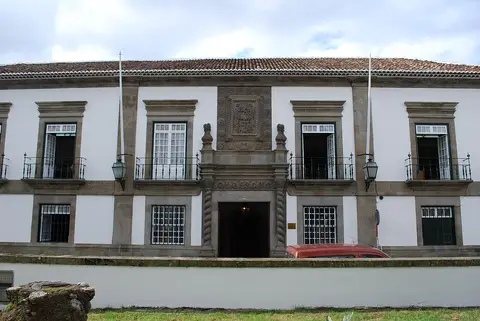 Fachada principal do Palácio Bettencourt, sede da Biblioteca Pública de Angra, com portal em pedra lavrada.