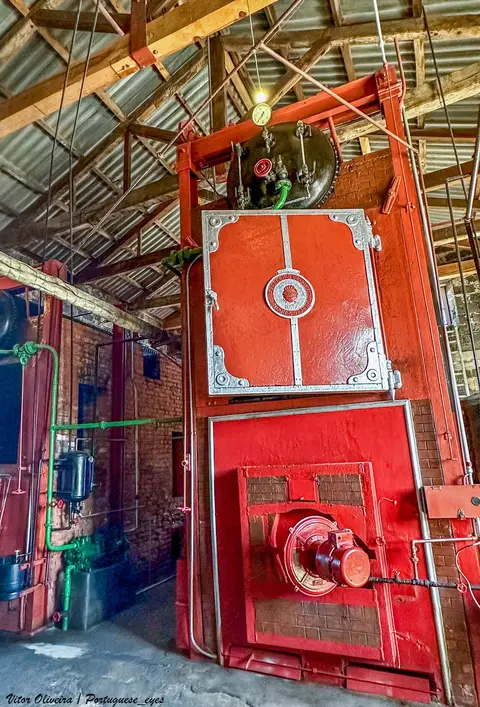 Caldeira industrial vermelha no interior do Museu da Indústria Baleeira, em São Roque do Pico