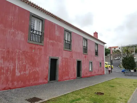 Fachada vermelha da Casa das Mudas, edifício histórico na Calheta, Madeira
