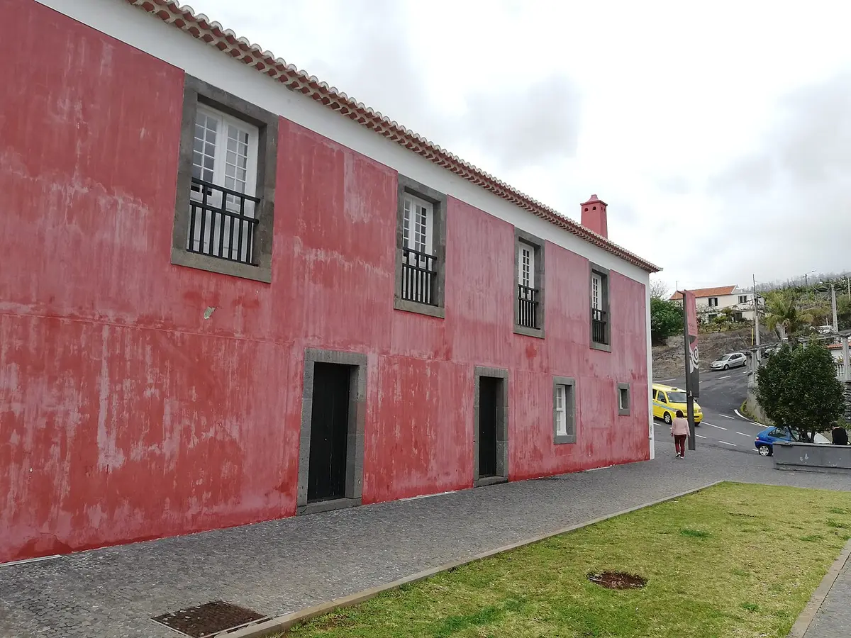 Fachada vermelha da Casa das Mudas, edifício histórico na Calheta, Madeira