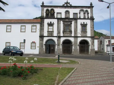 Fachada do antigo convento de São Boaventura, sede do Museu das Flores, com arcadas em pedra