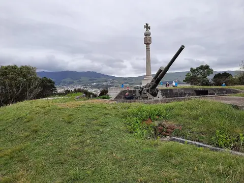 Miradouro do Pico das Cruzinhas com canhão antiaéreo e monumento em forma de cruz, sobre a Terceira