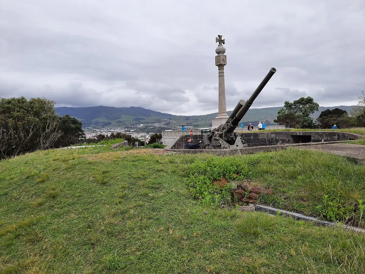 Miradouro do Pico das Cruzinhas com canhão antiaéreo e monumento em forma de cruz, sobre a Terceira
