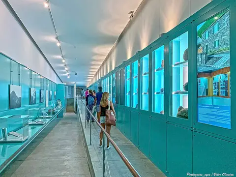Corredor expositivo do Centro de Interpretação do Vulcão dos Capelinhos com vitrinas iluminadas a azul