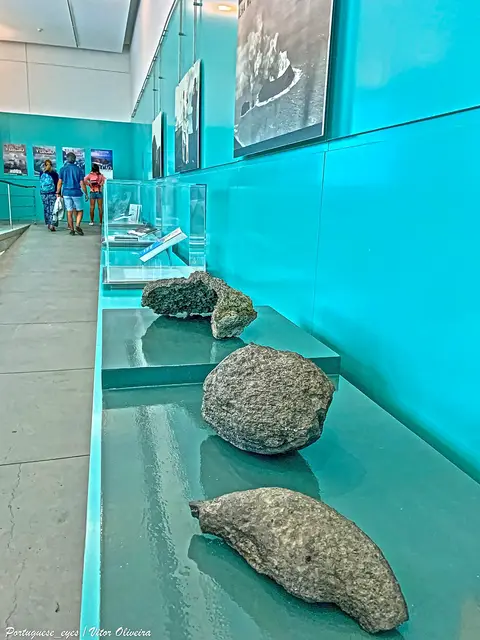 Sala de exposição do Centro de Interpretação do Vulcão dos Capelinhos com rochas vulcânicas expostas