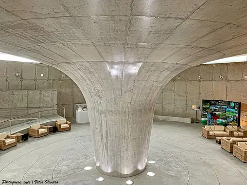 Interior do Centro de Interpretação do Vulcão dos Capelinhos, com pilar central de betão e zona de estar