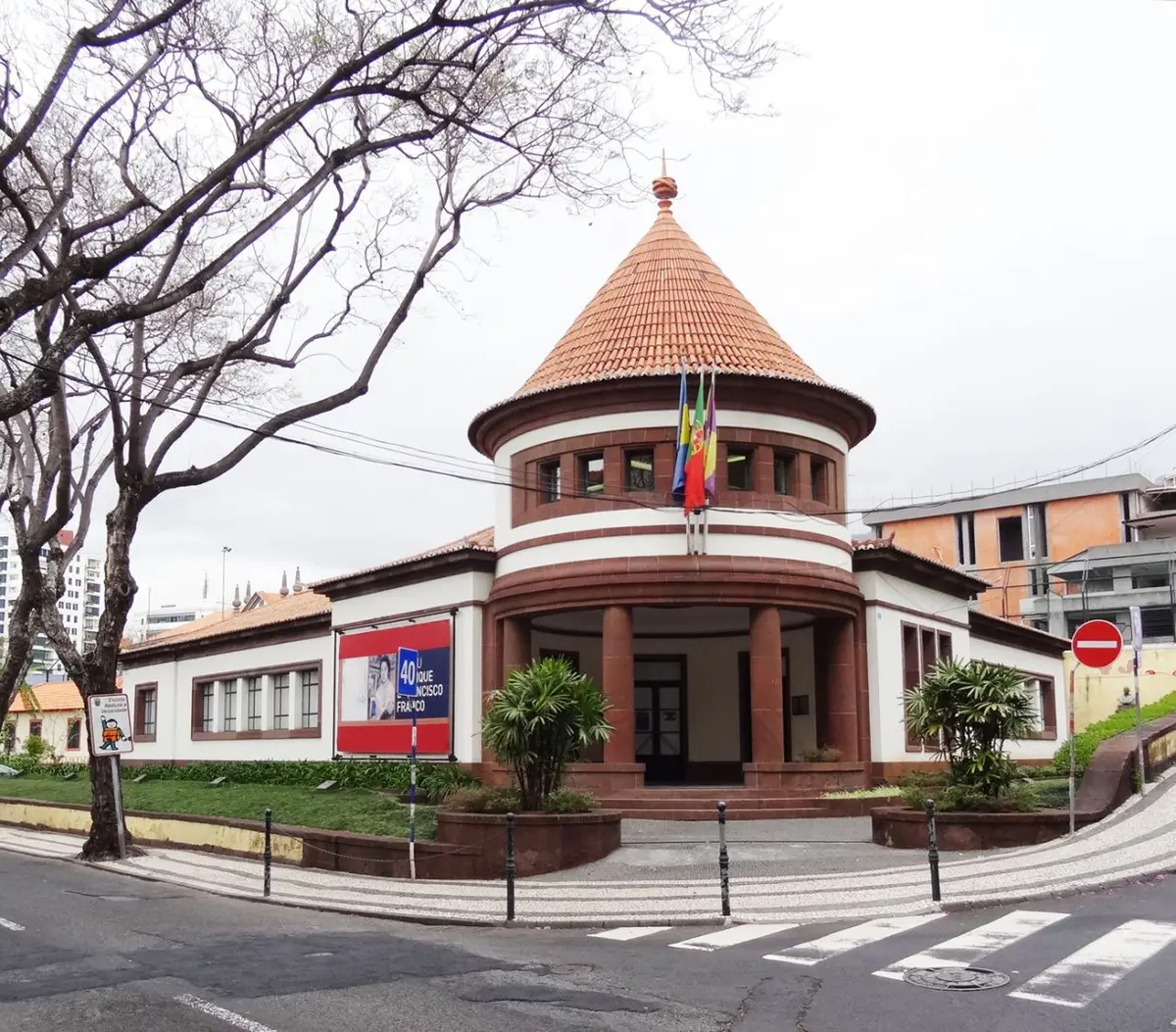 Edifício do Museu Henrique e Francisco Franco, no Funchal, com torre circular e telhado cónico