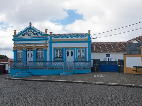 Império do Espírito Santo de São Bartolomeu dos Regatos, com fachada azul e branca decorada