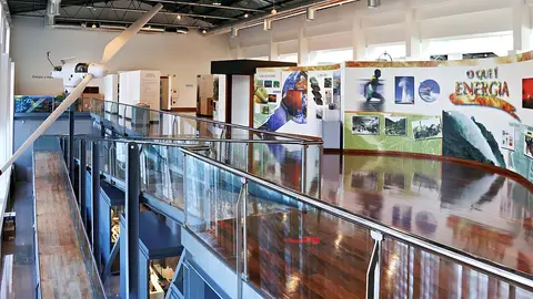 Interior do Museu da Electricidade, com painéis expositivos sobre energia e varanda envidraçada