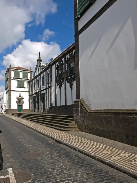 Fachada principal do antigo Convento de Santo André, em Ponta Delgada, vista da rua em calçada