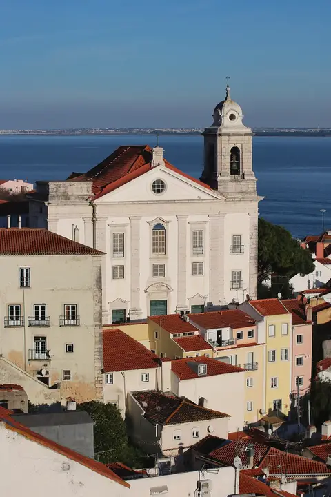 Vista sobre Alfama a partir do Miradouro de Santa Luzia, com a Igreja de Santo Estêvão e o Tejo