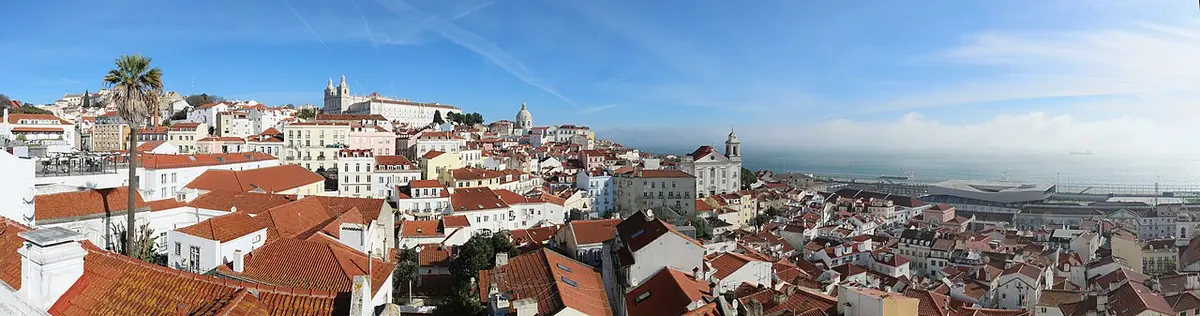 Vista panorâmica da Alfama e do rio Tejo a partir do Miradouro de Santa Luzia, em Lisboa