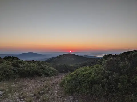 Vista panorâmica ao pôr do sol a partir do Pico do Formosinho, na Serra da Arrábida