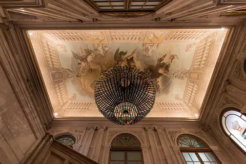 Teto pintado de sala do Palácio Nacional da Ajuda com lustre decorativo suspenso