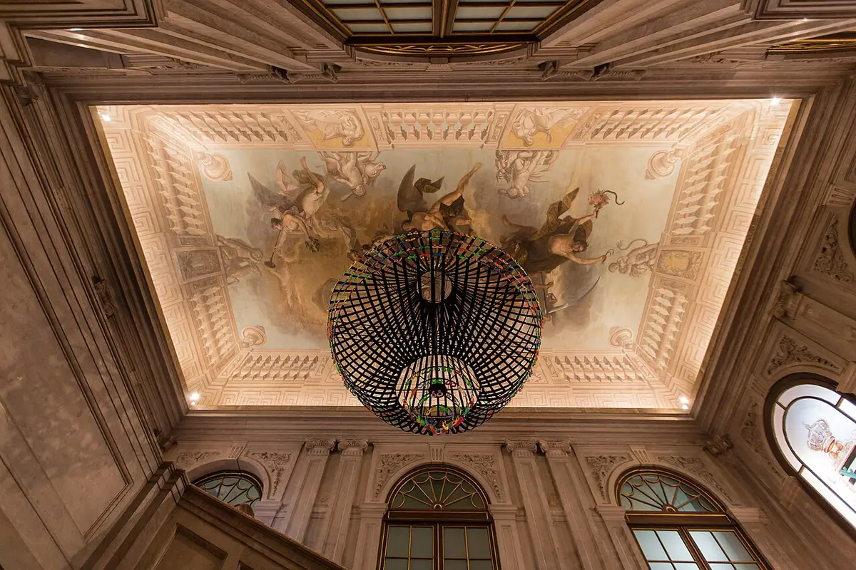Teto pintado de sala do Palácio Nacional da Ajuda com lustre decorativo suspenso