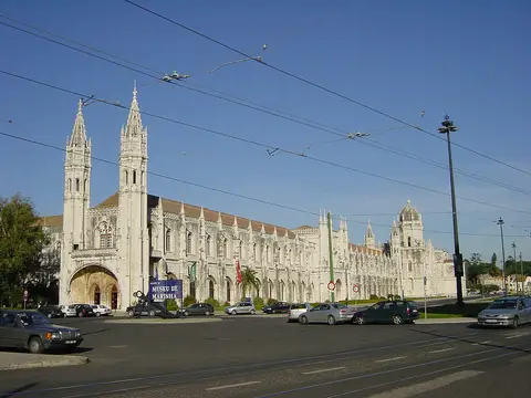 Fachada do Mosteiro dos Jerónimos em Belém com o letreiro do Museu de Marinha
