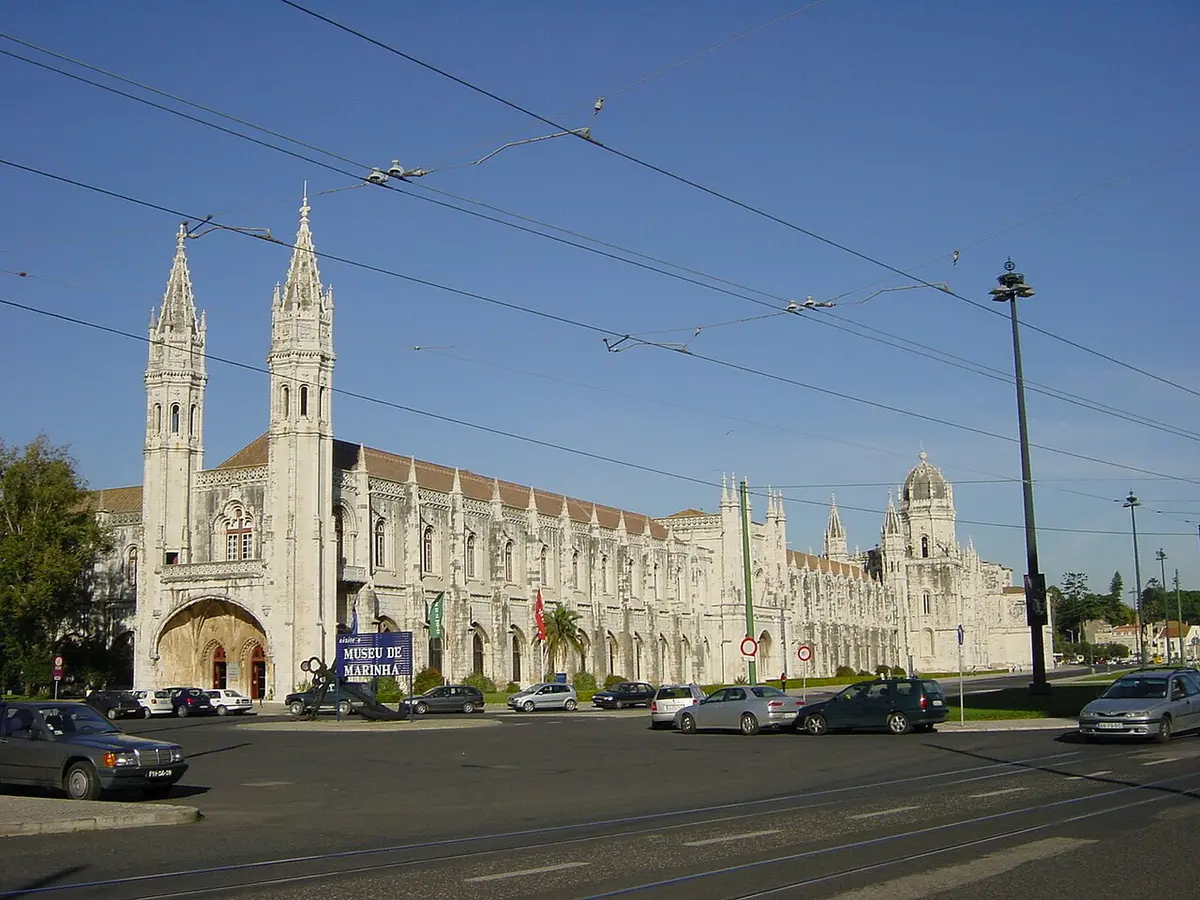 Fachada do Mosteiro dos Jerónimos em Belém com o letreiro do Museu de Marinha