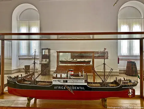 Modelo do navio "África Ocidental" em vitrina numa sala do Museu de Marinha