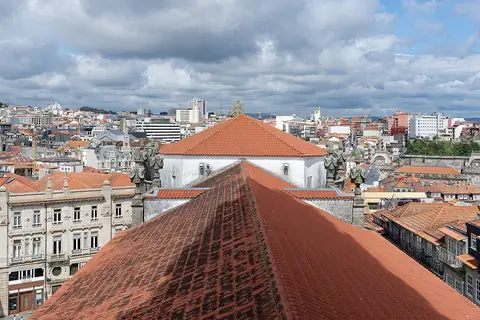 Vista da Torre dos Clérigos sobre os telhados da igreja e a cidade do Porto