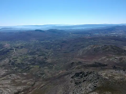 Vista panorâmica da Serra do Larouco com vales, aldeias e albufeira ao fundo
