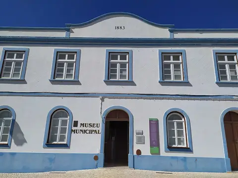 Fachada branca e azul do Museu Municipal de Aljezur, com data de 1883 no frontão