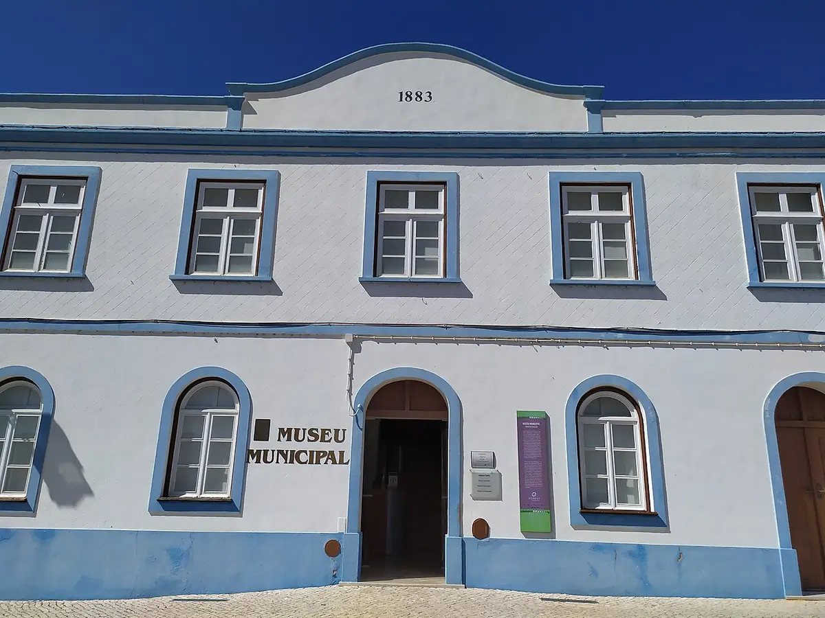 Fachada branca e azul do Museu Municipal de Aljezur, com data de 1883 no frontão