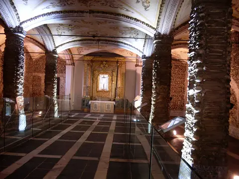 Interior da Capela dos Ossos de Évora, com colunas revestidas de ossos e altar dourado ao fundo